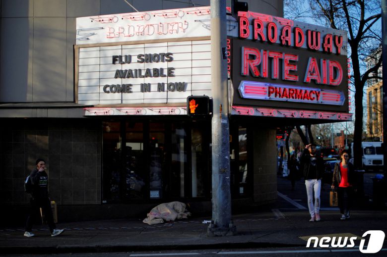 독감 예방주사가 가능하다고 써놓은 미국 워싱턴주 시애틀의 한 약국의 모습 <자료사진> ⓒ 로이터=뉴스1 ⓒ News1 권영미 기자