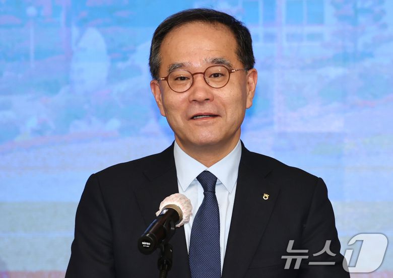 이찬우 NH농협금융 회장이 13일 오전 서울 종로구 한국금융연수원에서 열린 사외이사 양성 및 역량 강화를 위한 업무협약식에서 인사말을 하고 있다. 2025.2.13/뉴스1 ⓒ News1 장수영 기자