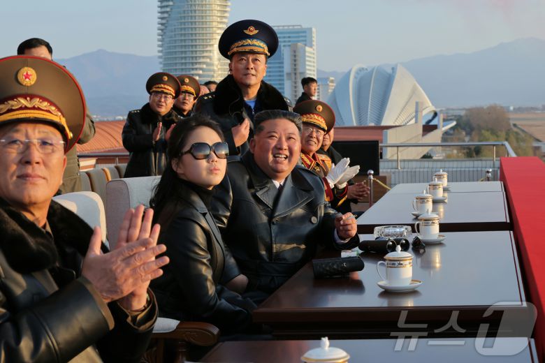 (평양 노동신문=뉴스1) = 작년 11월 28일 제2공군사단 59길영조영웅연대 갈마비행장에서 진행된 공군 창설 80주년 기념행사에 참석한 주애. [국내에서만 사용가능. 재배포 금지. DB 금지. For Use Only in the Republic of Korea. Redistribution Prohibited] rodongphoto@news1.kr