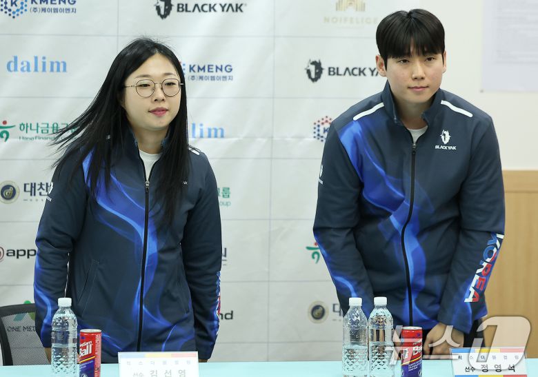 2일 오후 서울 송파구 서울올림픽파크텔에서 열린 '2025 밀라노-코르티나담페초 동계올림픽 & 동계패럴림픽 컬링 국가대표 출정식'에 참가한 믹스더블컬링팀의 김선영과 정영석(오른쪽)이 인사를 하고 있다. 2026.1.2/뉴스1 ⓒ News1 김진환 기자