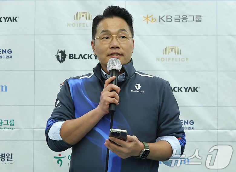 한상호 대한컬링연맹 회장이 2일 오후 서울 송파구 서울올림픽파크텔에서 열린 '2025 밀라노-코르티나담페초 동계올림픽 & 동계패럴림픽 컬링 국가대표 출정식'에 참석해 인사말을 하고 있다. 2026.1.2/뉴스1 ⓒ News1 김진환 기자