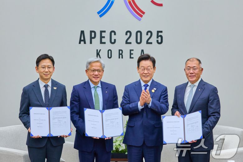 이재명 대통령, 배경훈 과학기술정보통신부 장관, 젠슨 황 엔비디아 최고경영자(CEO) , 정의선 현대차그룹 회장이 지난해 10월 31일 기념사진을 찍고 있다. (대통령실 제공. 재판매 및 DB 금지) ⓒ News1