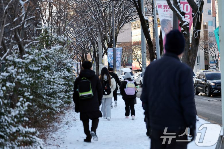 전남 장성에 최대 11.4㎝의 눈이 내린 2일 광주 북구 오치동에서 초등학생들이 등교를 위해 빙판길을 걸어가고 있다. 2026.1.2/뉴스1 ⓒ News1 박지현 기자