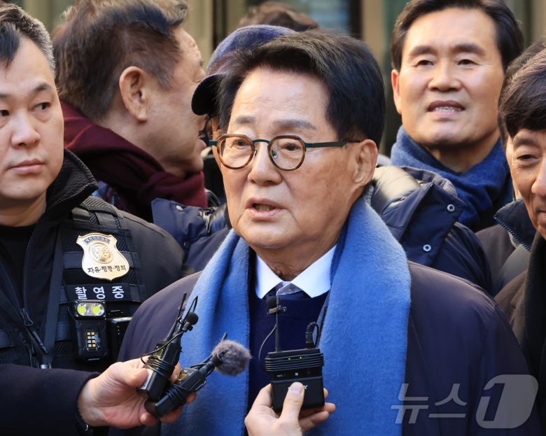 2020년 서해에서 발생한 공무원 피격 사건을 은폐하려 한 혐의로 재판에 넘겨진 박지원 전 국가정보원장이 12월 26일 서울 서초구 중앙지법에서 무죄를 선고받고 법원을 나서며 발언하고 있다. (공동취재)/뉴스1 ⓒ News1 오대일 기자