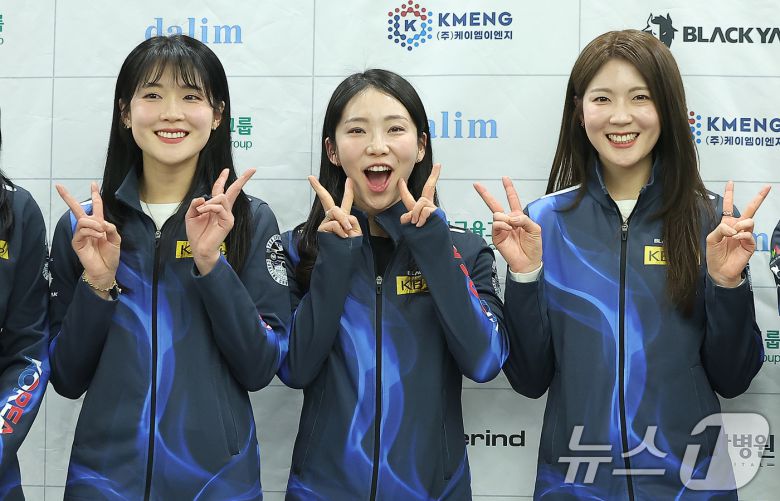 2일 오후 서울 송파구 서울올림픽파크텔에서 열린 '2025 밀라노-코르티나담페초 동계올림픽 & 동계패럴림픽 컬링 국가대표 출정식'에 참가한 여자 컬링 대표팀의 설예은(왼쪽부터), 김수지, 설예지가 행사가 끝난 뒤 카메라를 보며 포즈를 취하고 있다. 2026.1.2/뉴스1 ⓒ News1 김진환 기자