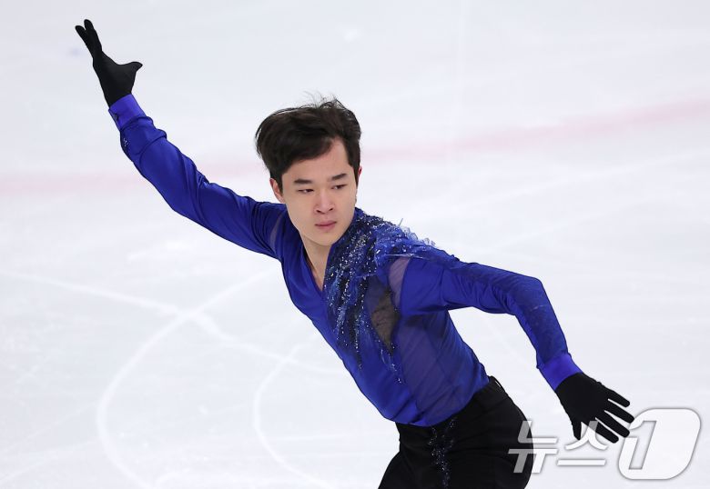 피겨스케이팅 선수 김현겸이 3일 서울 양천구 목동 아이스링크에서 열린 제80회 전국남녀 피겨스케이팅 종합선수권대회에서 쇼트 프로그램 연기를 펼치고 있다. 2026.1.3/뉴스1 ⓒ News1 김성진 기자