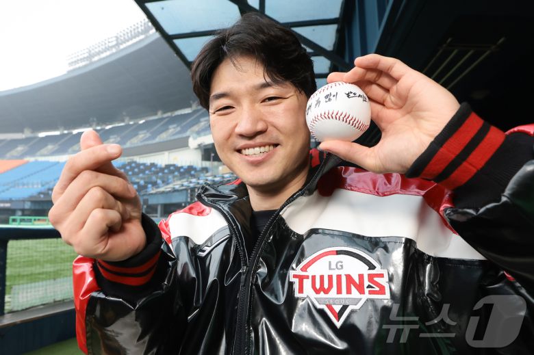 LG 트윈스 박해민이 서울 잠실야구장에서 뉴스1과의 신년 인터뷰 전 포즈를 취하고 있다. 뉴스1 ⓒ News1 권현진 기자
