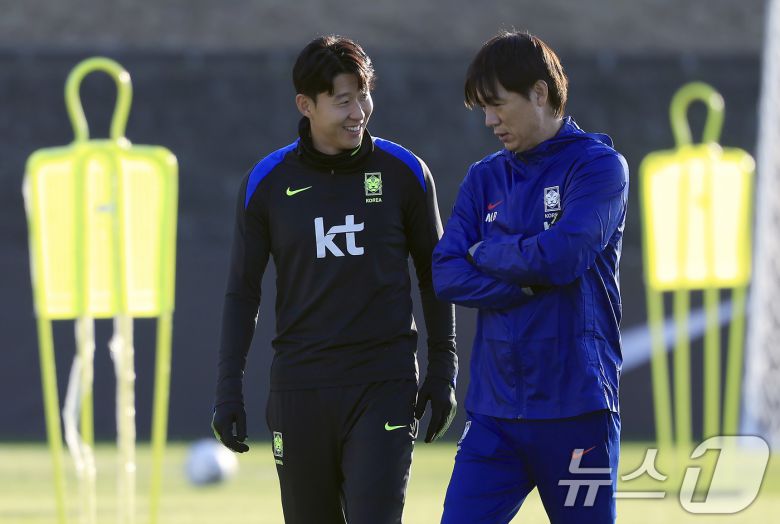 대한민국 축구 국가대표팀 홍명보 감독과 손흥민/뉴스1 ⓒ News1 박정호 기자