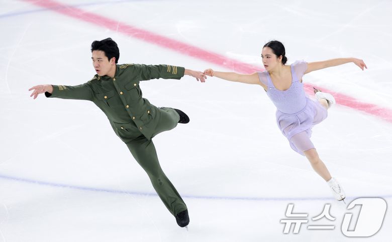 피겨스케이팅 임해나-권예 조가 4일 서울 양천구 목동 아이스링크에서 열린 제80회 전국남녀 피겨스케이팅 종합선수권대회 댄스 시니어 프리 댄스에서 연기를 펼치고 있다. 2026.1.4/뉴스1 ⓒ News1 김성진 기자