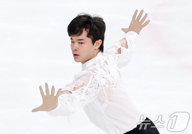 피겨스케이팅 선수 김현겸(고려대)이 4일 서울 양천구 목동 아이스링크에서 열린 제80회 전국남녀 피겨스케이팅 종합선수권대회 남자 시니어 프리 스케이팅에서 연기를 펼치고 있다. 2026.1.4/뉴스1 ⓒ News1 김성진 기자