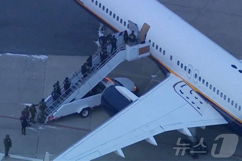 마두로를 압송한 미국 항공기. ⓒ 로이터=뉴스1 ⓒ News1 박형기 기자