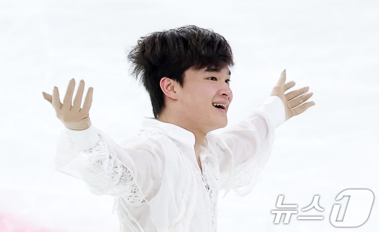 피겨스케이팅 선수 김현겸(고려대)이 4일 서울 양천구 목동 아이스링크에서 열린 제80회 전국남녀 피겨스케이팅 종합선수권대회 남자 시니어 프리 스케이팅에서 연기를 마친 후 인사하고 있다. 2026.1.4/뉴스1 ⓒ News1 김성진 기자