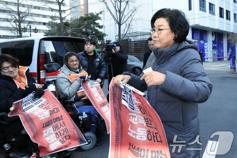 갑질·폭언 등 직장 내 괴롭힘 의혹이 제기된 이혜훈 초대 기획예산처 장관 후보자가 5일 오전 서울 중구 예금보험공사에 마련된 인사청문회 준비 사무실로 출근하며 박경석 전국장애인차별철폐연대 공동상임대표를 만나 장애인예산안에 대한 입장을 전달받은 뒤 이동하고 있다. 2026.1.5/뉴스1 ⓒ News1 박정호 기자
