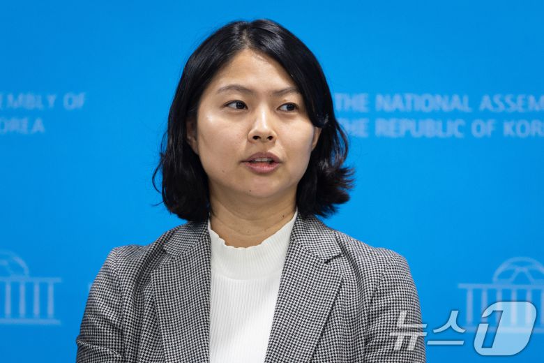 손주하 서울 중구 국민의힘 구의원이 5일 서울 여의도 국회 소통관에서 이혜훈 기획예산처 장관 후보자 갑질 폭로 기자회견을 열고 취재진 질문에 답하고 있다. 2026.1.5/뉴스1 ⓒ News1 유승관 기자