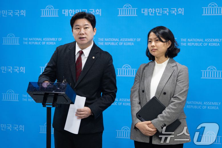 진종오 국민의힘 의원(왼쪽)과 손주하 서울 중구 국민의힘 구의원이 5일 서울 여의도 국회 소통관에서 이혜훈 기획예산처 장관 후보자 갑질 폭로 기자회견을 열고 취재진 질문에 답하고 있다. 2026.1.5/뉴스1 ⓒ News1 유승관 기자