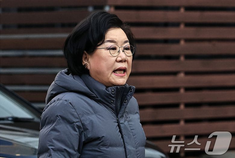 갑질·폭언 등 직장 내 괴롭힘 의혹이 제기된 이혜훈 초대 기획예산처 장관 후보자가 5일 오전 서울 중구 예금보험공사에 마련된 인사청문회 준비 사무실로 출근하며 박경석 전국장애인차별철폐연대 공동상임대표 등을 만나기 위해 차량에서 내려 이동하고 있다. 2026.1.5/뉴스1 ⓒ News1 박정호 기자