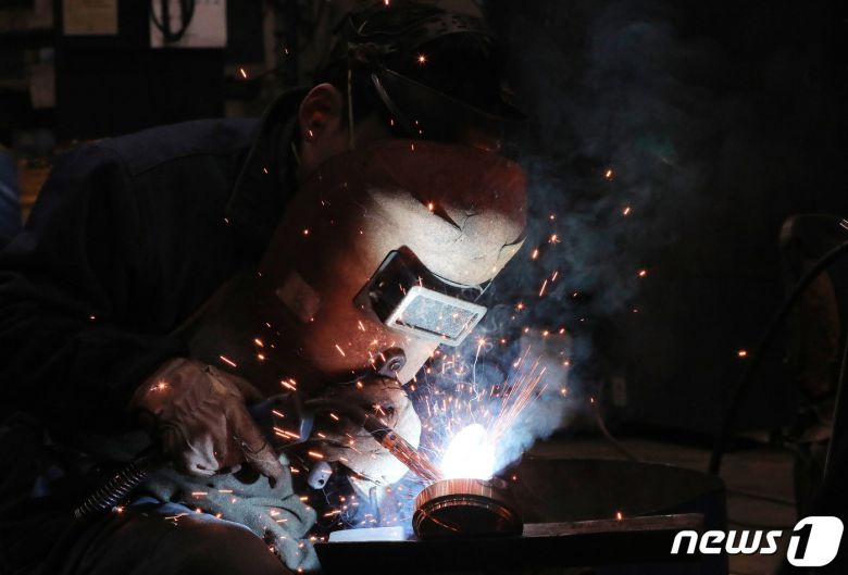 경기도의 한 전문기업에서 노동자가 용접작업을 하고 있다. <자료사진> ⓒ News1 박세연 기자