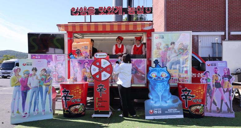 2025 경주 아시아태평양경제협력체(APEC) 정상회의 기간 경북 경주 APEC 국제미디어센터 인근 K-푸드 홍보관에 마련된 농심 부스가 외국인 방문객을 맞이했다. ⓒ 뉴스1