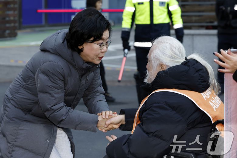 갑질·폭언 등 직장 내 괴롭힘 의혹이 제기된 이혜훈 초대 기획예산처 장관 후보자가 5일 오전 서울 중구 예금보험공사에 마련된 인사청문회 준비 사무실로 출근하며 박경석 전국장애인차별철폐연대 공동상임대표를 만나고 있다. 2026.1.5/뉴스1 ⓒ News1 박정호 기자