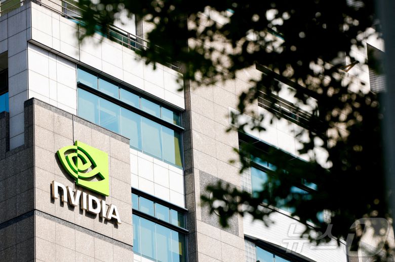 엔비디아 로고, FILE PHOTO: The NVIDIA logo is displayed on a building in Taipei ⓒ 로이터=뉴스1