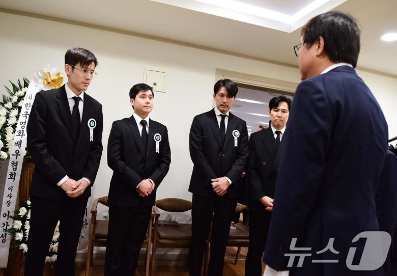 최휘영 문화체육관광부 장관이 5일 서울 서초구 서울성모병원 장례식장에 마련된 배우 안성기의 빈소를 조문하며 고인의 아들들, 배우 정우성과 이정재와 대화를 나누고 있다. 2026.1.5/뉴스1 ⓒ News1 사진공동취재단