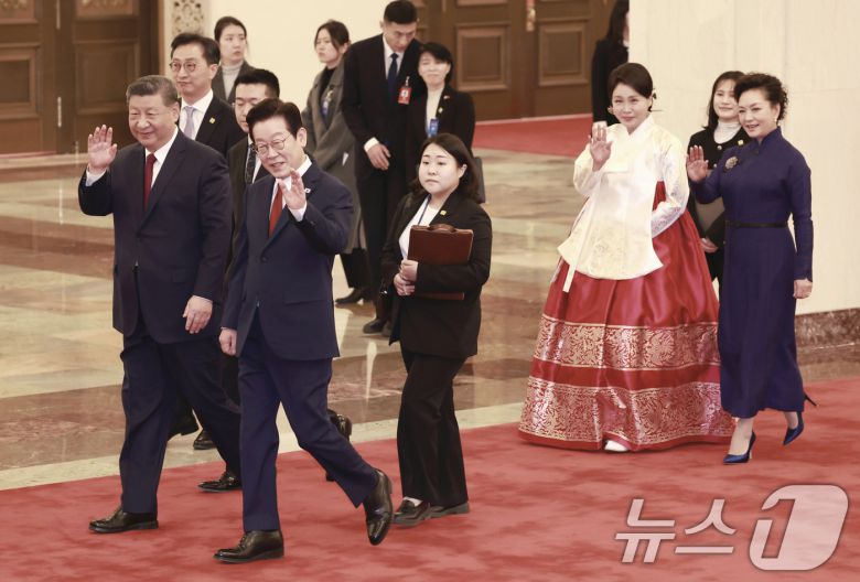 이재명 대통령과 시진핑 중국 국가주석이 5일 베이징 인민대회당에서 열린 공식 환영식에 퇴장하며 인사하고 있다. 2026.1.5/뉴스1 ⓒ News1 허경 기자