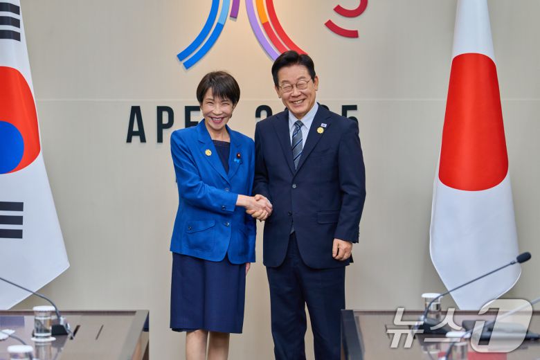 이재명 대통령과 다카이치 사나에 일본 총리가 30일 경북 경주 APEC 정상회의장에서 열린 한일 정상회담에 앞서 악수하고 있다. (대통령실 제공. 재판매 및 DB 금지) 2025.10.30/뉴스1 ⓒ News1 허경 기자