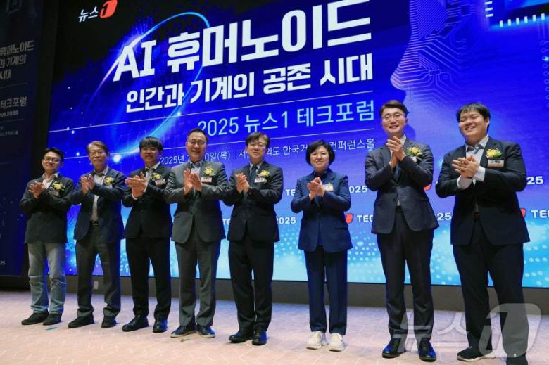 'AI 휴머노이드, 인간과 기계의 공존 시대'를 주제로 열린 2025 뉴스1 테크포럼(NTF)에서 이영섭 뉴스1 대표이사와 김현 더불어민주당 의원, 최형두 국민의힘 의원, 류제명 과학기술정보통신부 차관, 김진오 한국로봇산업협회 회장 등이 기념 촬영을 하고 있다. 2025.7.10/뉴스1 ⓒ News1 박정호 기자