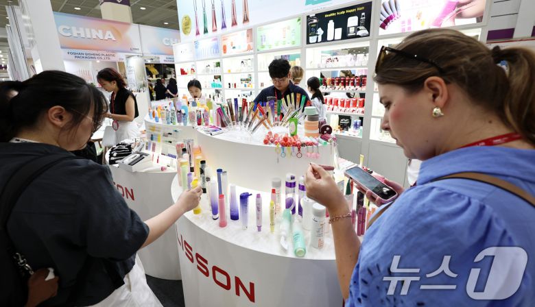 중국 화장품 포장용기를 살펴보고 있다. <자료사진> ⓒ News1 구윤성 기자