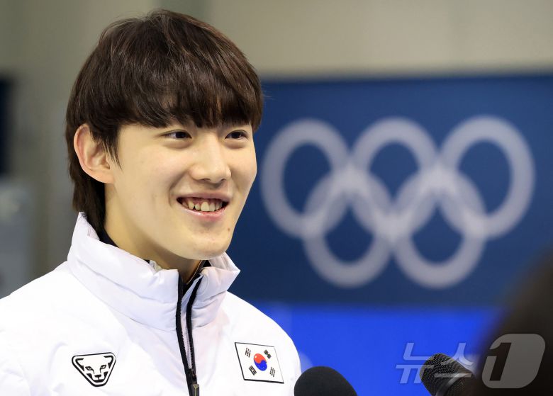 2026년 병오년을 맞이하는 가운데 대한민국 쇼트트랙 국가대표 임종언이 충북 진천국가대표선수촌 빙상장에서 새벽훈련을 마친 뒤 취재진과 인터뷰를 하고 있다. 2026.1.1/뉴스1 ⓒ News1 김진환 기자