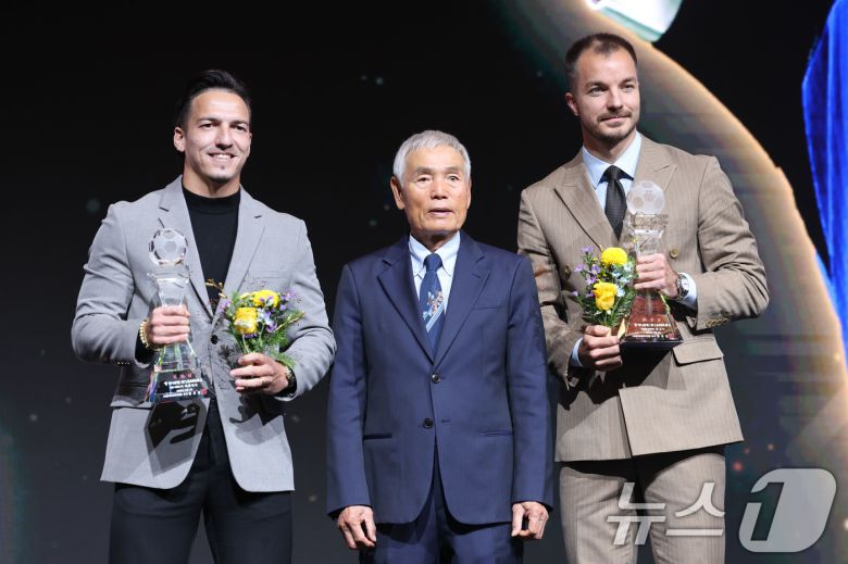 올해 K리그1에는 외국인 선수 보유  한도가 폐지된다. 사진은 무고사(오른쪽)와 에울레르(왼쪽) 2025.12.1/뉴스1 ⓒ News1 이광호 기자