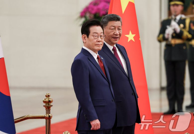 이재명 대통령과 시진핑 중국 국가주석이 5일 베이징 인민대회당에서 열린 이 대통령 공식환영식에서 의장대를 사열하고 있다. 2026.1.5/뉴스1 ⓒ News1 허경 기자