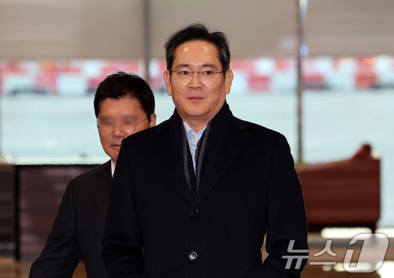 방중 경제사절단 일정을 마친 이재용 삼성전자 회장이 6일 오후 서울 강서구 김포 비즈니스 항공센터(SGBAC)를 통해 귀국하고 있다. 2026.1.6/뉴스1 ⓒ News1 박지혜 기자
