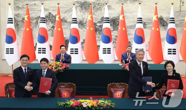 주대영 국립공원공단 이사장(왼쪽부터)과 류궈홍 중국 국가공원관리국 국장, 노재헌 주중대사와 쑨메이쥔 해관총서 서장이 5일 베이징 인민대회당에서 이재명 대통령과 시진핑 국가주석이 참석한 가운데 각각 국가공원관리당국 간 협력 및 수출입동식물 검역 분야 협력에 관한 MOU를 체결하고 있다. 2026.1.5/뉴스1 ⓒ News1 허경 기자