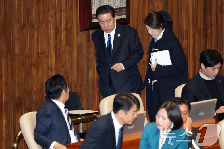 지난해 12월 24일 서울 여의도 국회에서 열린 제430회 국회(임시회) 제2차 본회의에서 김병기 더불어민주당 원내대표와 강선우 의원이 대화를 나누며 발걸음을 옮기고 있다. 왼쪽 아래는 이들을 바라보는 정청래 대표. (뉴스1 DB) 2025.12.31/뉴스1 ⓒ News1 이승배 기자