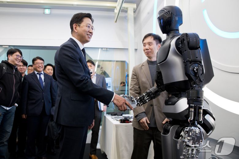 배경훈 과학기술정보통신부 장관이 KAPEX(케이팩스)와 악수를 하고 있다. 케이펙스는 한국과학기술연구원(KIST)·LG전자·LG AI연구원과 공동으로 개발한 한국형 휴머노이드다.(한국과학기술연구원 제공)