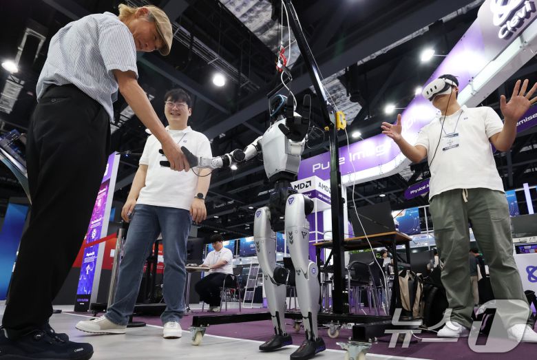 지난 9월 서울 강서구 코엑스 마곡 컨벤션센터에서 열린 '제1회 산업 AI 엑스포'에서 AI 스타트업 클레비가 인간 동작을 학습하는 피지컬 AI를 구현한 휴머노이드 로봇을 선보이고 있다.. 2025.9.3/뉴스1 ⓒ News1 오대일 기자