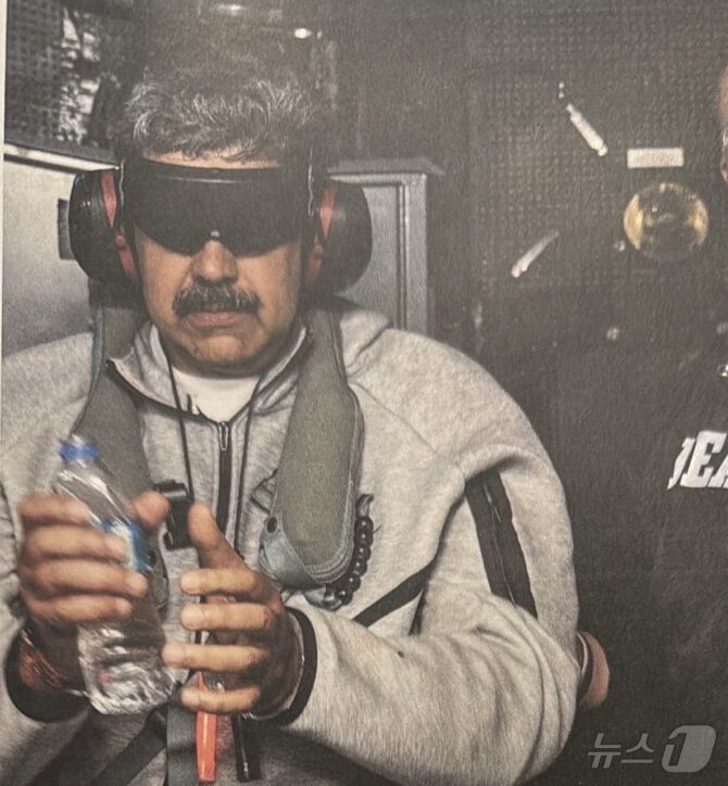 도널드 트럼프 미국 대통령이 3일(현지시간) 소셜미디어 '트루스소셜'을 통해 공개한 니콜라스 마두로 베네수엘라 대통령의 국외 이송 모습. 트럼프 대통령은 '니콜라스 마두로가 USS 이오지마 함에 탑승해 있다'라는 글과 함께 사진을 게재했다.(도널드 트럼프 트루스소셜, 재판매 및 DB금지) 2026.1.4/뉴스1