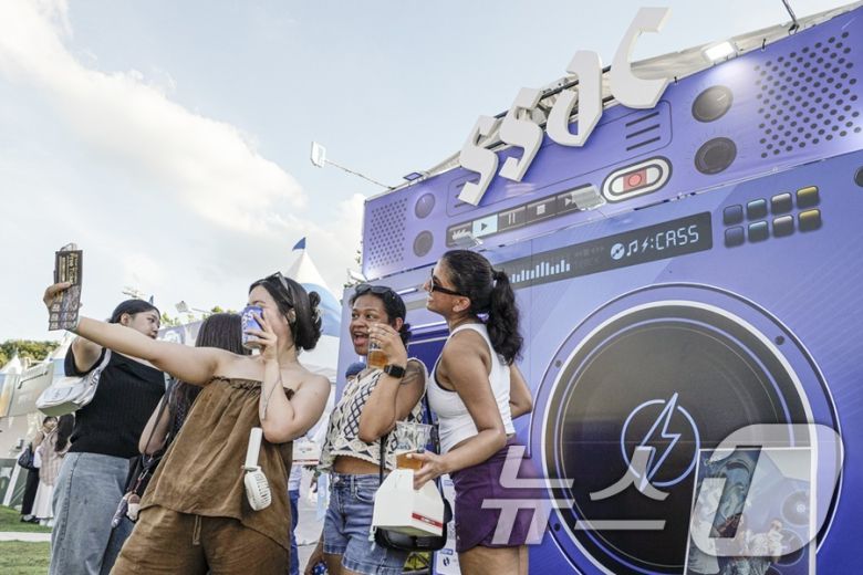 방문객들이 '카스 뮤직 포토존'에서 기념 촬영을 하고 있다. (오비맥주 제공. 재판매 및 DB 금지) 2025.7.9/뉴스1