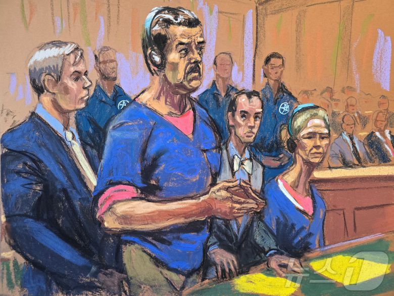 5일(현지시간) 미국 뉴욕 맨해튼 소재 연방 법원에서 열린 니콜라스 마두로 베네수엘라 대통령과 부인 실리아 플로레스의 기소인부심문(Arraignment) 스케치. 기소인부심문은 피고인에게 적용된 혐의를 고지하고 유죄 인정 여부를 묻는 절차로 미국 법무부는 마두로에게 △마약 테러 공모 △코카인 수입 공모 △기관총 및 파괴 장치 소지 △기관총 및 파괴 장치 소지 공모 등 4개 혐의를 적용했다. 아내 실리아 또한 코카인 수입 공모 등 3개 혐의로 기소됐다. (제인 로젠버그 스케치) 2026.01.05 ⓒ 로이터=뉴스1 ⓒ News1 류정민 특파원