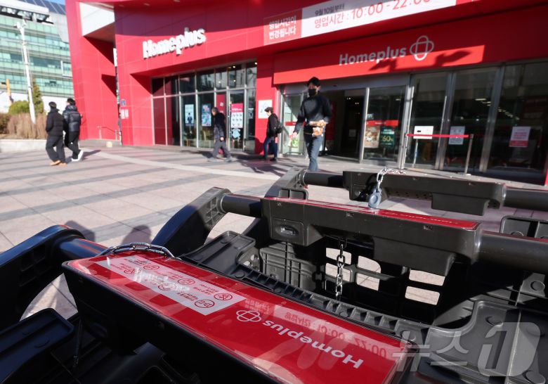 국내 유통업계가 홈플러스에 납품할 물량을 줄이거나 아예 중단하는 등 '홈플러스 엑소더스' 현상을 보이고 있다. 사진은 서울 시내 한 홈플러스 매장의 모습. 2025.12.8/뉴스1 ⓒ News1 김성진 기자