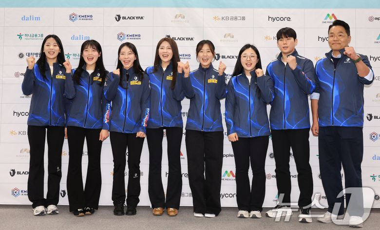 2일 오후 서울 송파구 서울올림픽파크텔에서 열린 '2025 밀라노-코르티나담페초 동계올림픽 & 동계패럴림픽 컬링 국가대표 출정식'에 참가한 컬링 국가대표 선수들이 기념 촬영을 하고 있다. 2026.1.2/뉴스1 ⓒ News1 김진환 기자