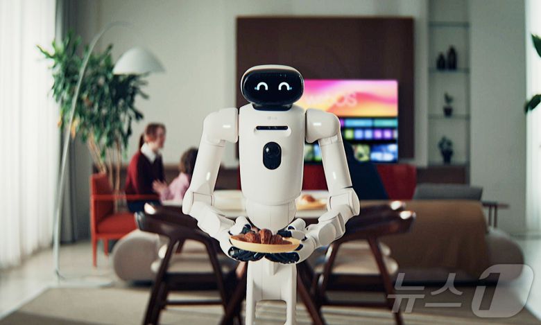 LG전자가 6일(현지시간) 미국 라스베이거스에서 개막하는 세계 최대 가전·IT 전시회 CES 2026에서 홈로봇 ‘LG 클로이드(LG CLOiD)’를 공개하며 '제로 레이버 홈' 비전을 향한 행보를 가속화한다. 사진은 LG 클로이드가 거주자 위한 식사로 크루아상을 준비하는 모습. (LG전자 제공. 재판매 및 DB 금지)