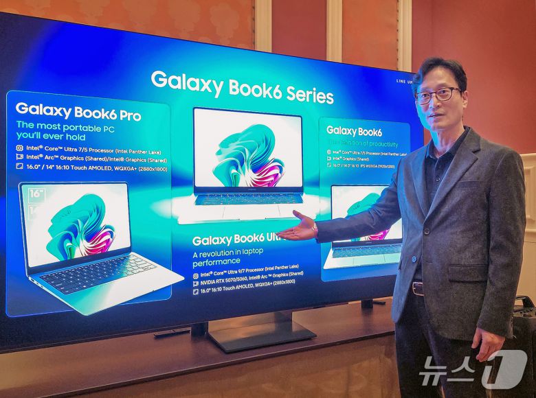 삼성전자 Glalxy Eco Biz 팀장 이민철 부사장이 갤럭시 북6 시리즈를 소개하고 있다. (사진제공 = 삼성전자)