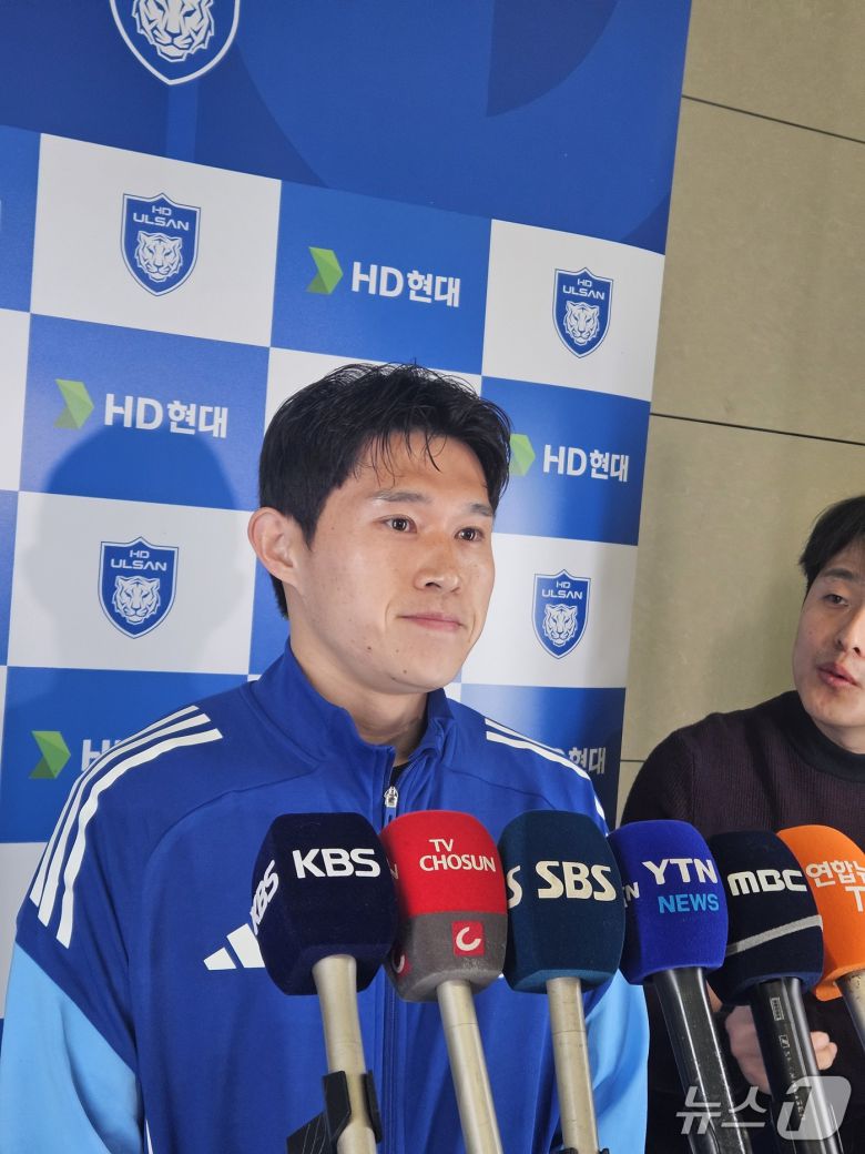 울산 HD 공격수 이동경이 6일 인천국제공항에서 취재진과 인터뷰를 하고 있다. /뉴스1 ⓒ 뉴스1 김도용 기자
