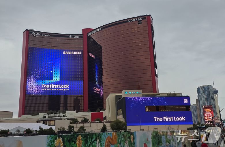 세계 최대 전자 전시회 CES 2026가 열리는 미국 라스베이거스 위치한 리조트월드 호텔 외경의 삼성전자 CES 2026 옥외광고 사진 (사진제공 = 삼성전자)