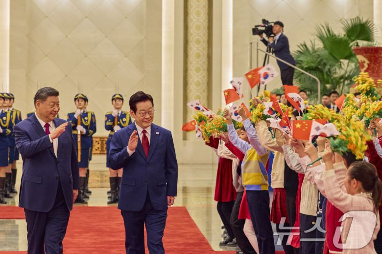 이재명 대통령과 시진핑 중국 국가주석이 5일 베이징 인민대회당에서 열린 이 대통령 공식환영식에서 어린이들을 향해 인사하고 있다. (공동취재) 2026.1.5/뉴스1 ⓒ News1 허경 기자