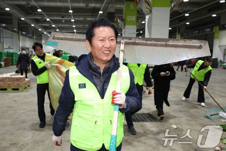 정청래 더불어민주당 대표가 7일 서울 송파구 가락동 농수산물 종합도매시장을 찾아 청소를 하고 있다. 2026.1.7/뉴스1 ⓒ News1 신웅수 기자