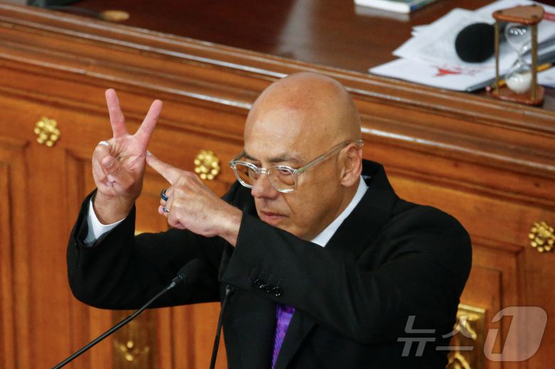 5일(현지시간) 베네수엘라 카라카스에서 호르헤 로드리게스 베네수엘라 국회의장이 2026년 입법 회기 개회식에서 손짓하고 있다. 2026.01.05. ⓒ 로이터=뉴스1 ⓒ News1 이정환 기자