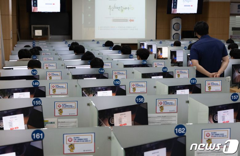 서울 영등포구 서울지방병무청 제1병역판정검사장에서 입영대상자들이 심리검사를 받고 있다. 2024.2.1/(사진은 기사 내용과 무관함) / ⓒ News1 이재명 기자